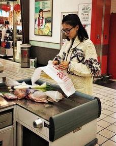 娱乐吃瓜酱买菜视频,揭秘日常买菜小技巧  第2张